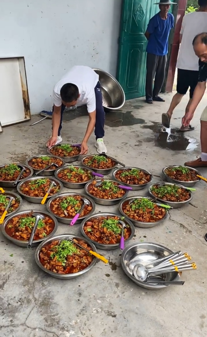 和城里的表妹一起吃农村大席,我说用这么大盆装菜真实惠,这真能吃个够