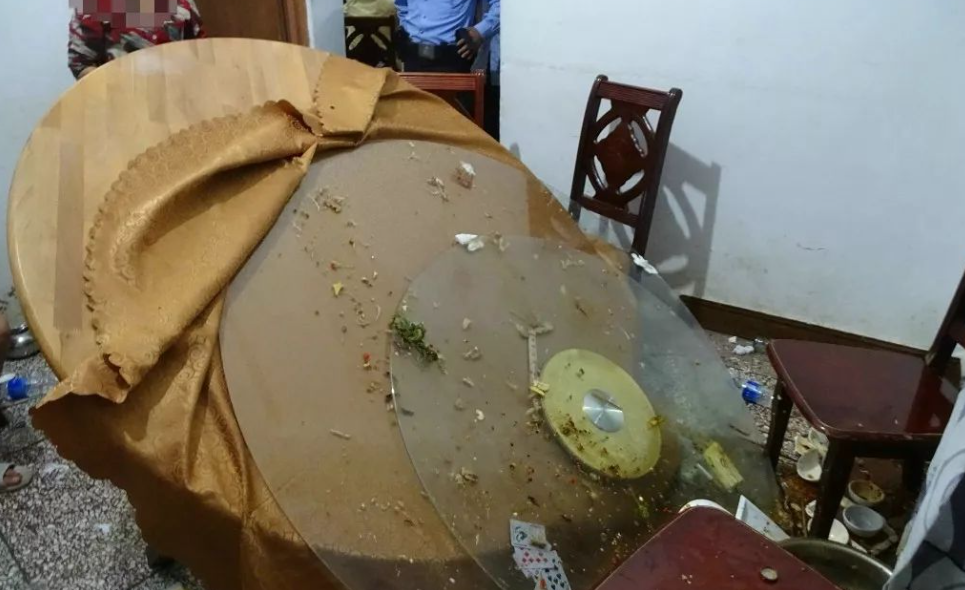 婆婆过寿26口人坐着闲聊,让怀孕8月儿媳下厨,公公回来怒掀桌