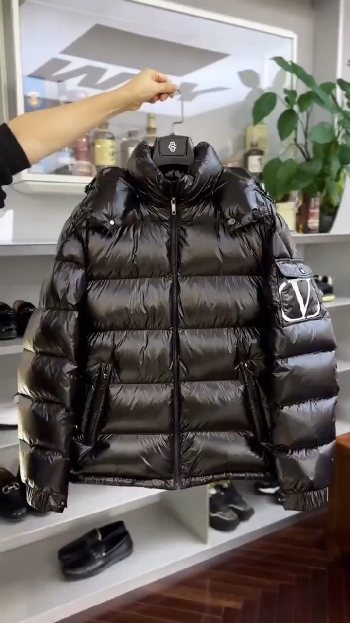华伦天奴经典款羽绒服外套,简约百搭非常舒适保暖