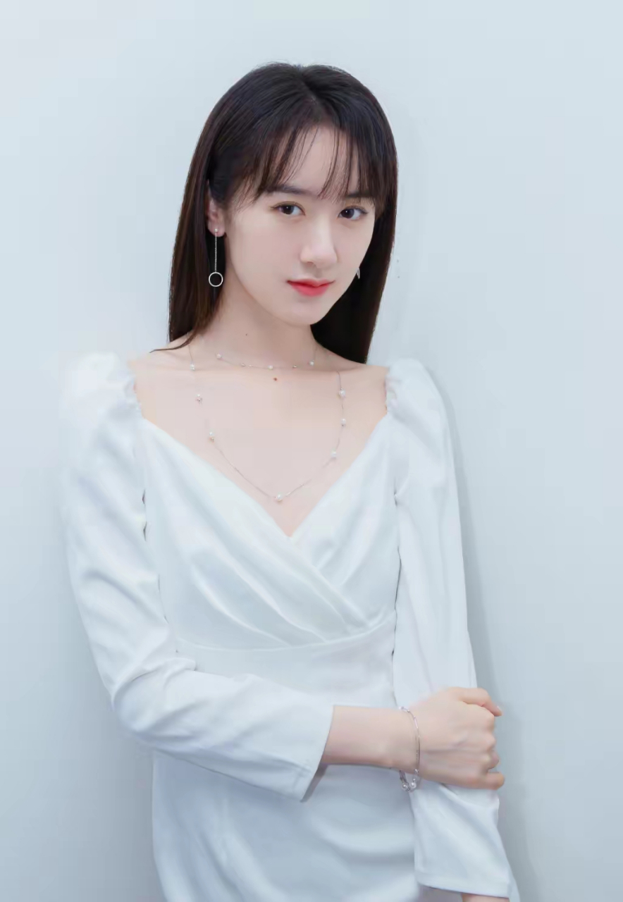 美女袁冰妍,深v礼服秀白皙雪肌,清新靓丽又性感撩人.#袁冰妍