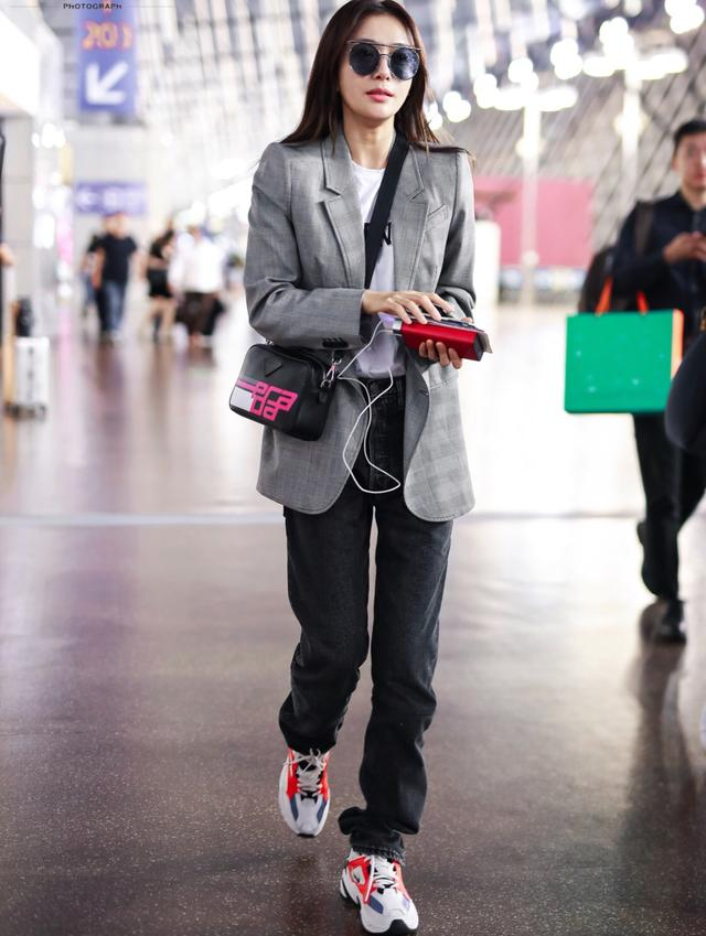 西装搭配老爹鞋,无需凹造型,一眼看去就时尚感满满