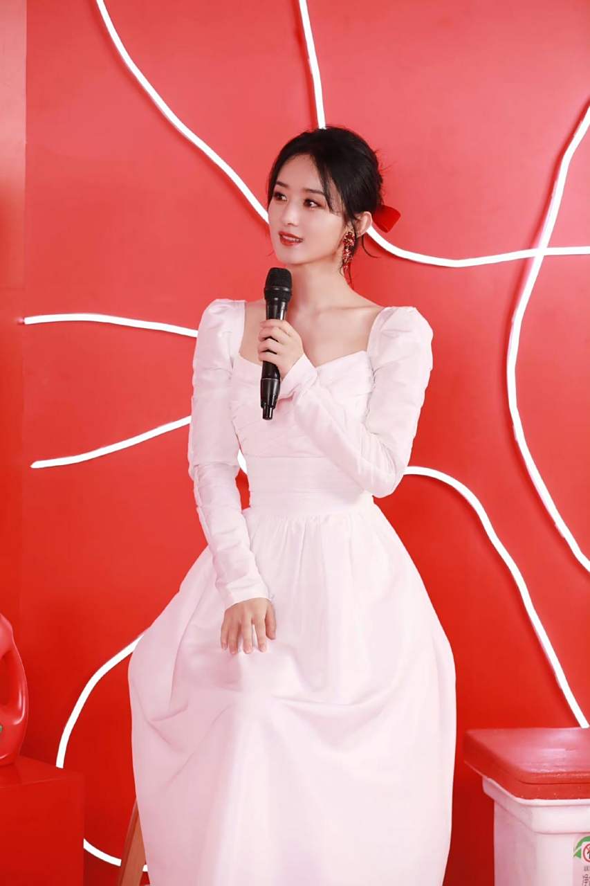 赵丽颖身穿白色礼服裙,人美衣靓,貌美如花,真是让人惊艳到了.