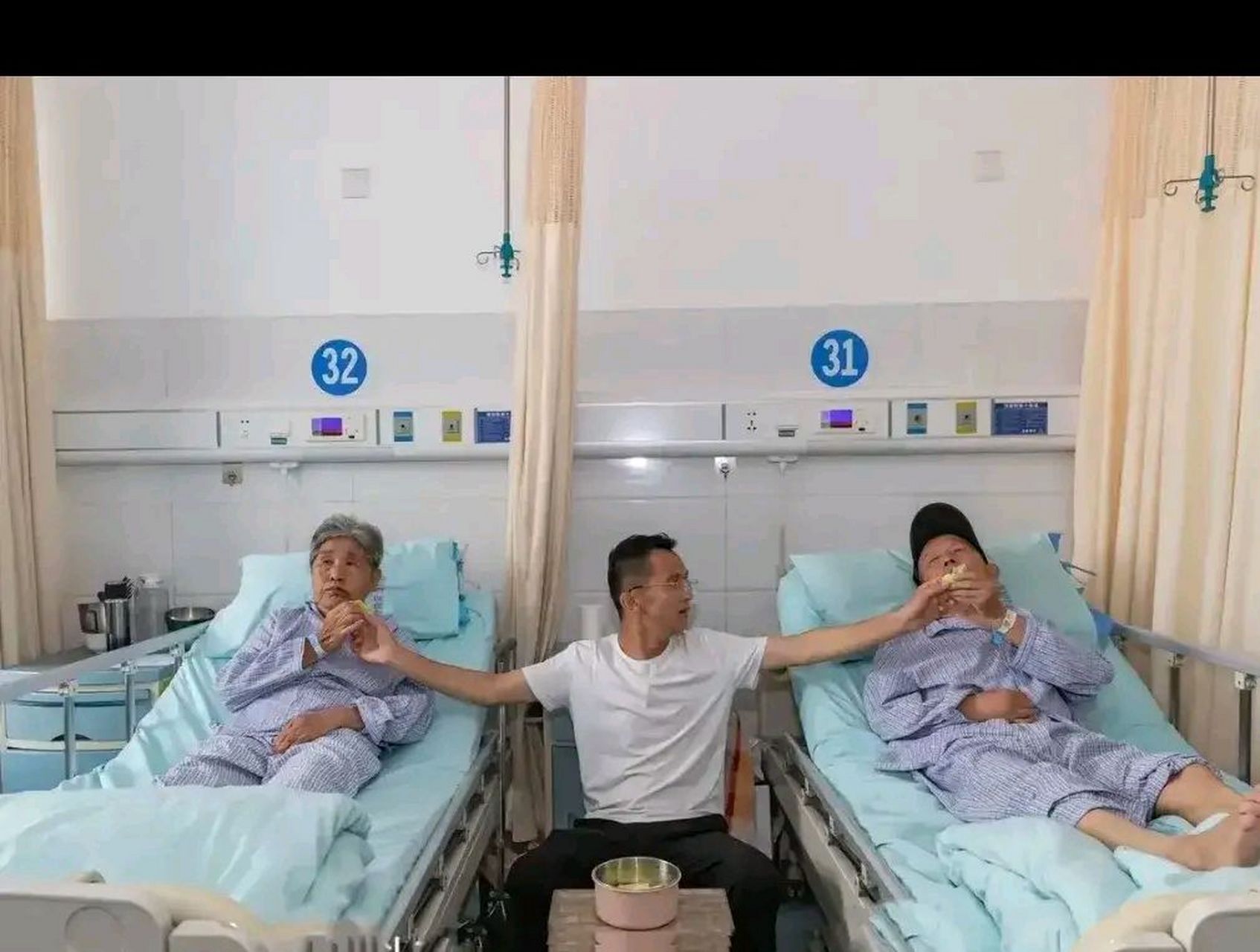 近日山东一医院内独生子一人在照顾父母俩人?