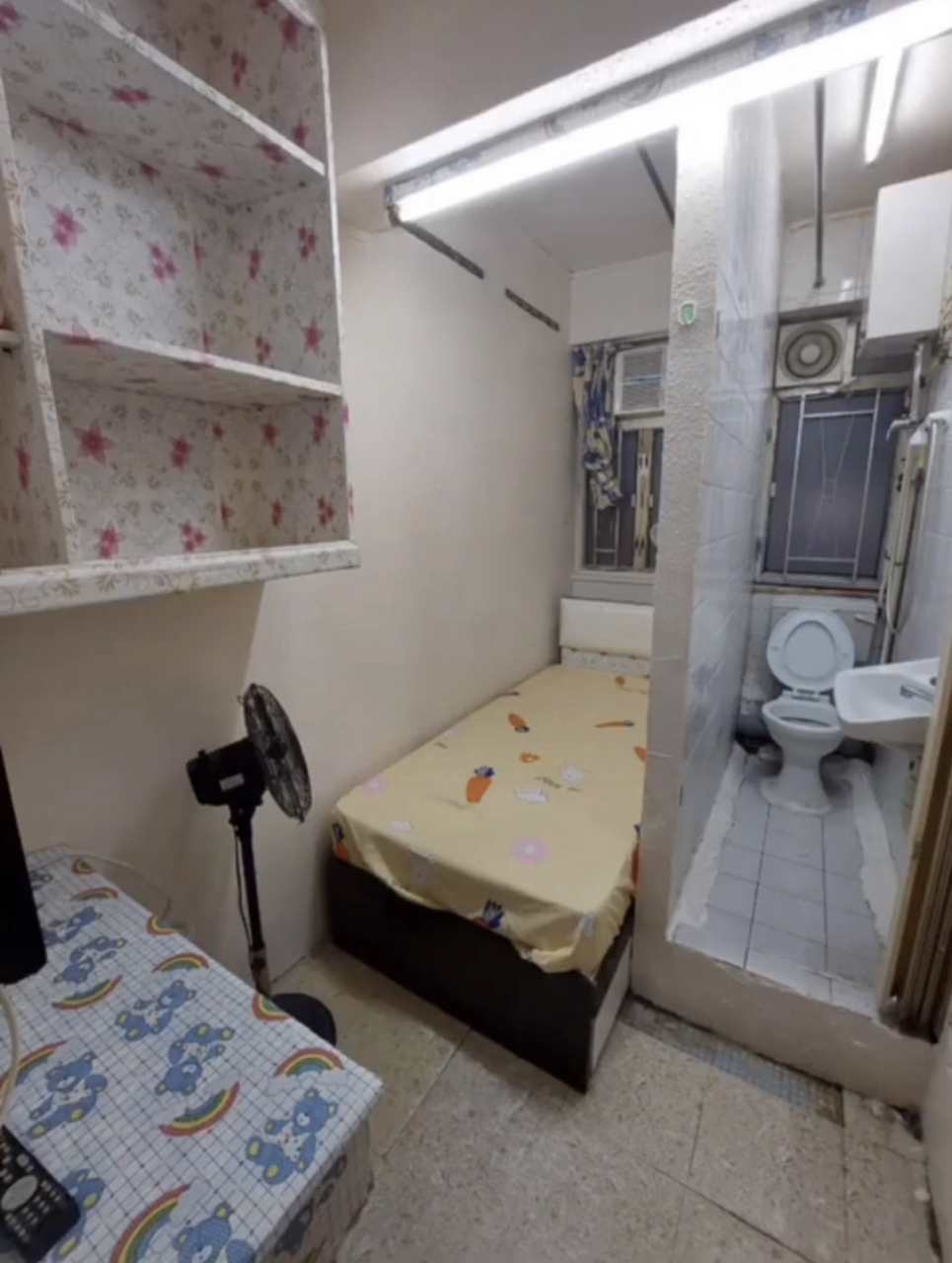 这就是香港的劏房,居住面积不过五六平方米,即便是这样的居住环境,每