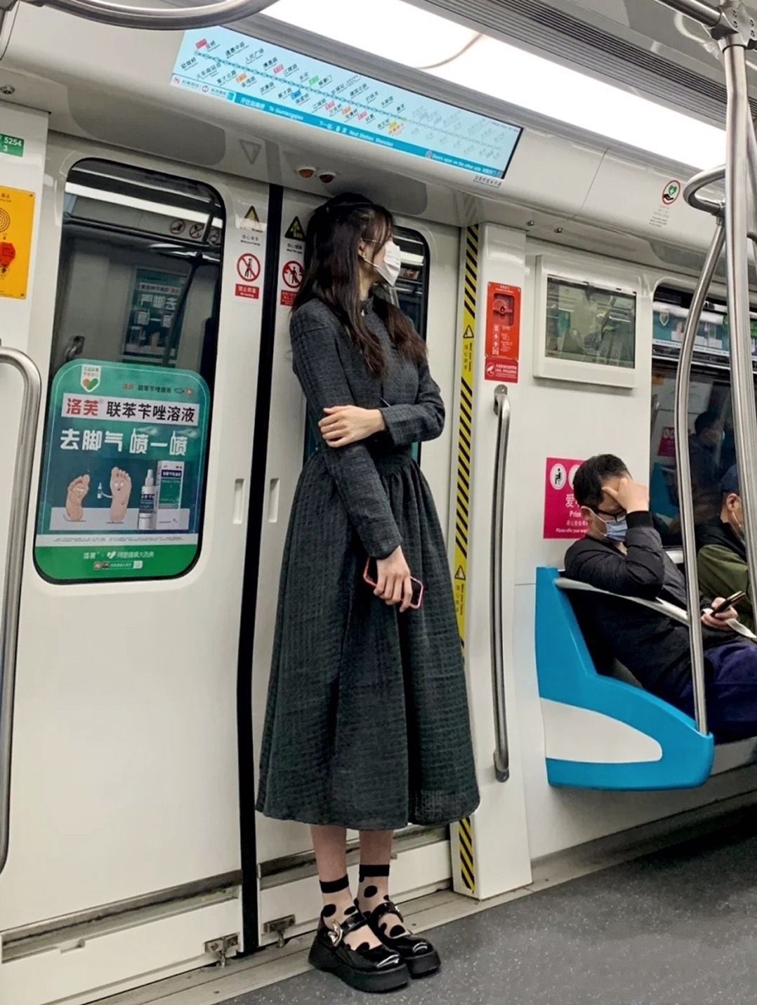 坐地铁遇到美女,怎样让她注意到我
