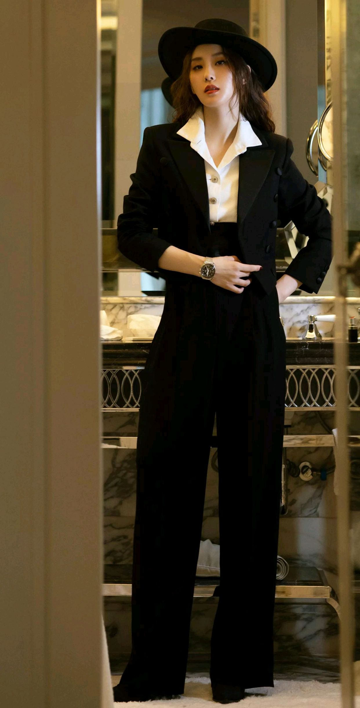 穿西装的刘诗诗又美又酷,气质独特,干练有型