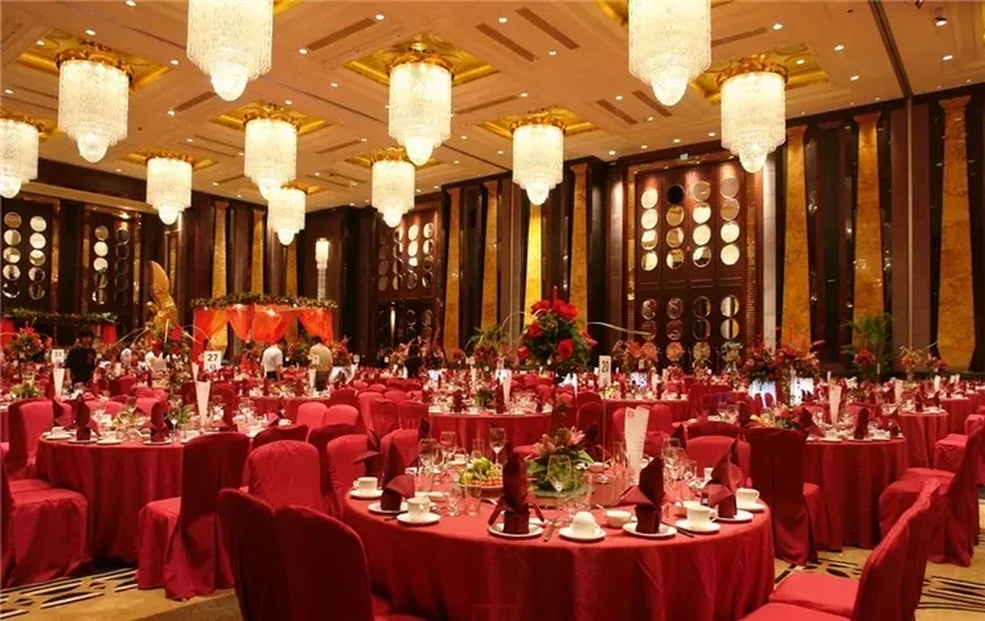 浙江杭州,儿子要结婚,女子在酒店定了30万的酒席,交了10万预付款,没