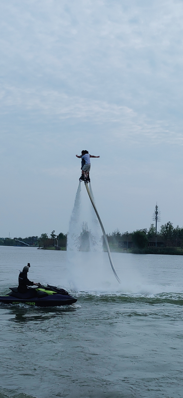 不远处有机器的轰鸣声,和鼎沸的笑语声,我定睛一瞧,原来湖上正在表演
