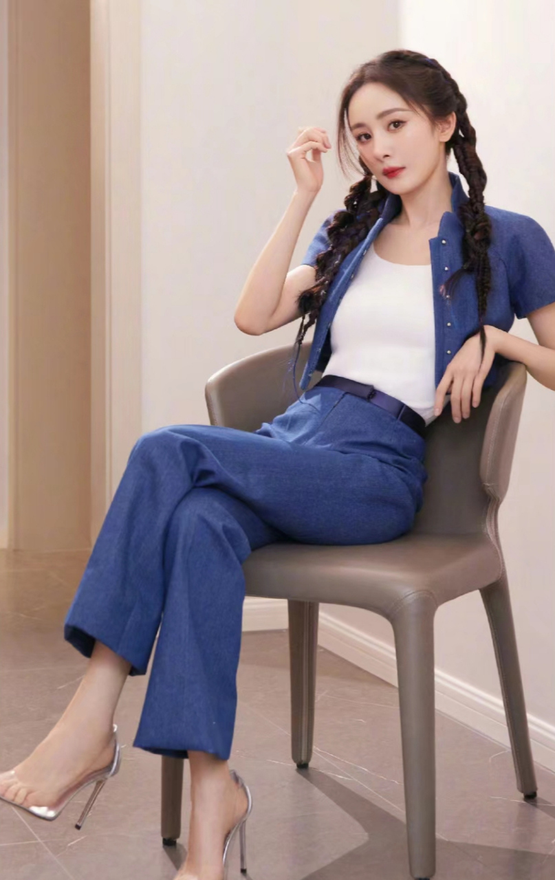 杨幂穿清爽蓝色套装玉足穿透明细高跟鞋杨幂直播带货时的穿搭.