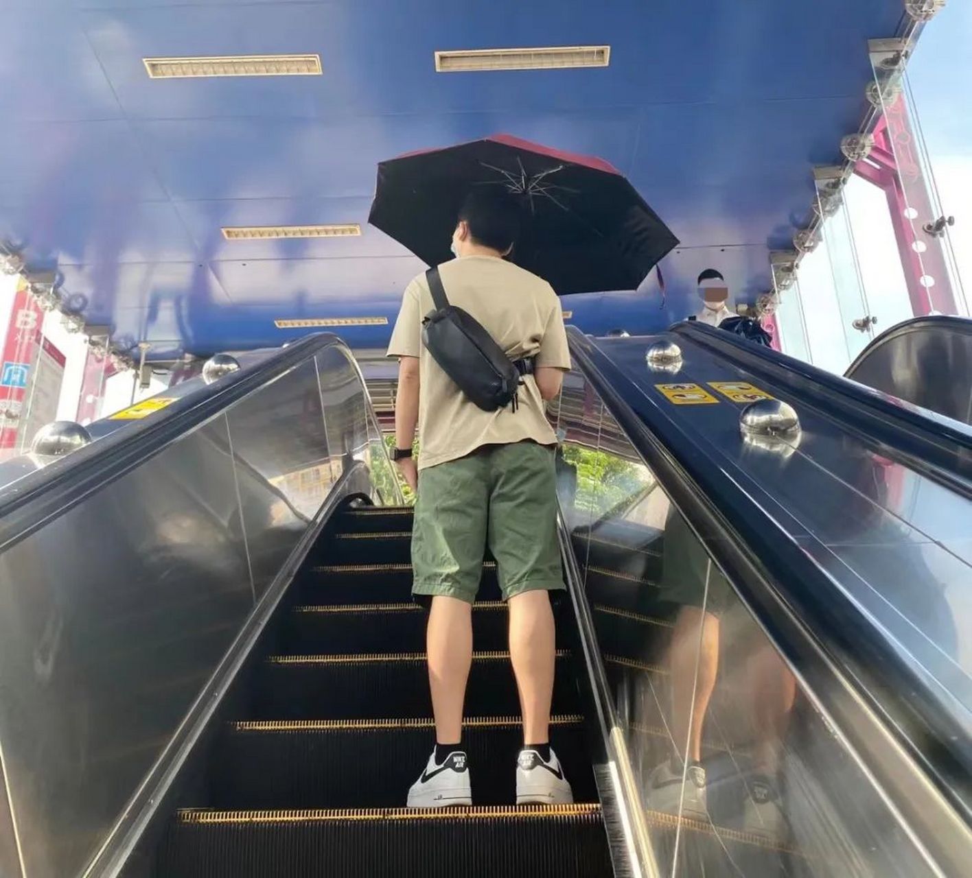 相信不少人发现,打伞已不再是女生的专利,许多男性也开始拿出遮阳伞