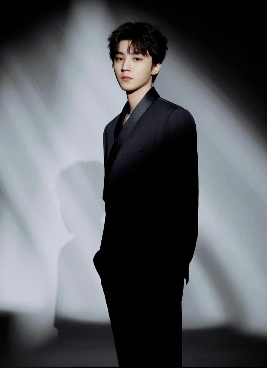 明星娱乐热点# #王俊凯# 王俊凯黑西装光影大片,有没有被他帅到呀