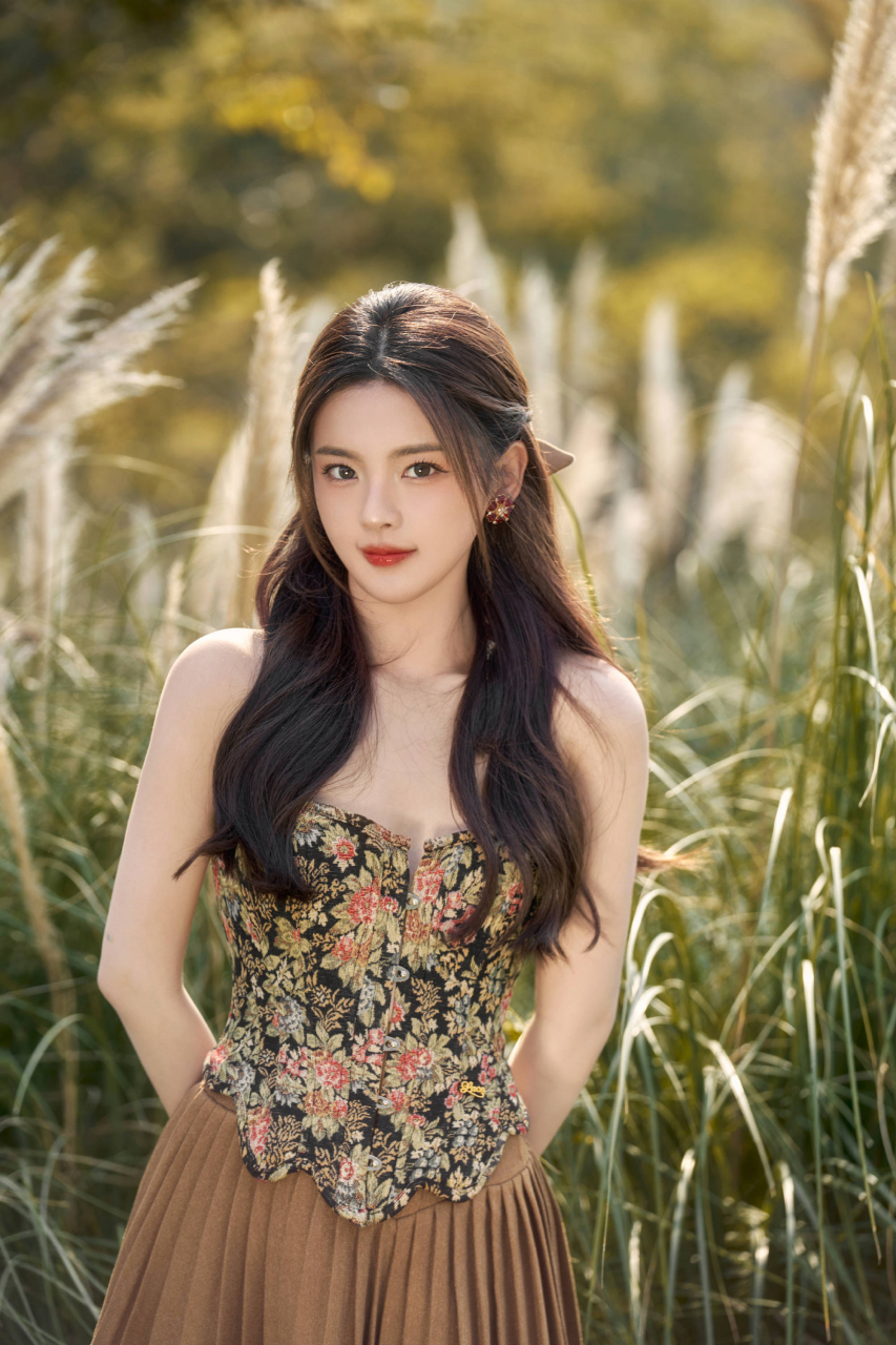 杨超越最新美照,尽显可爱.