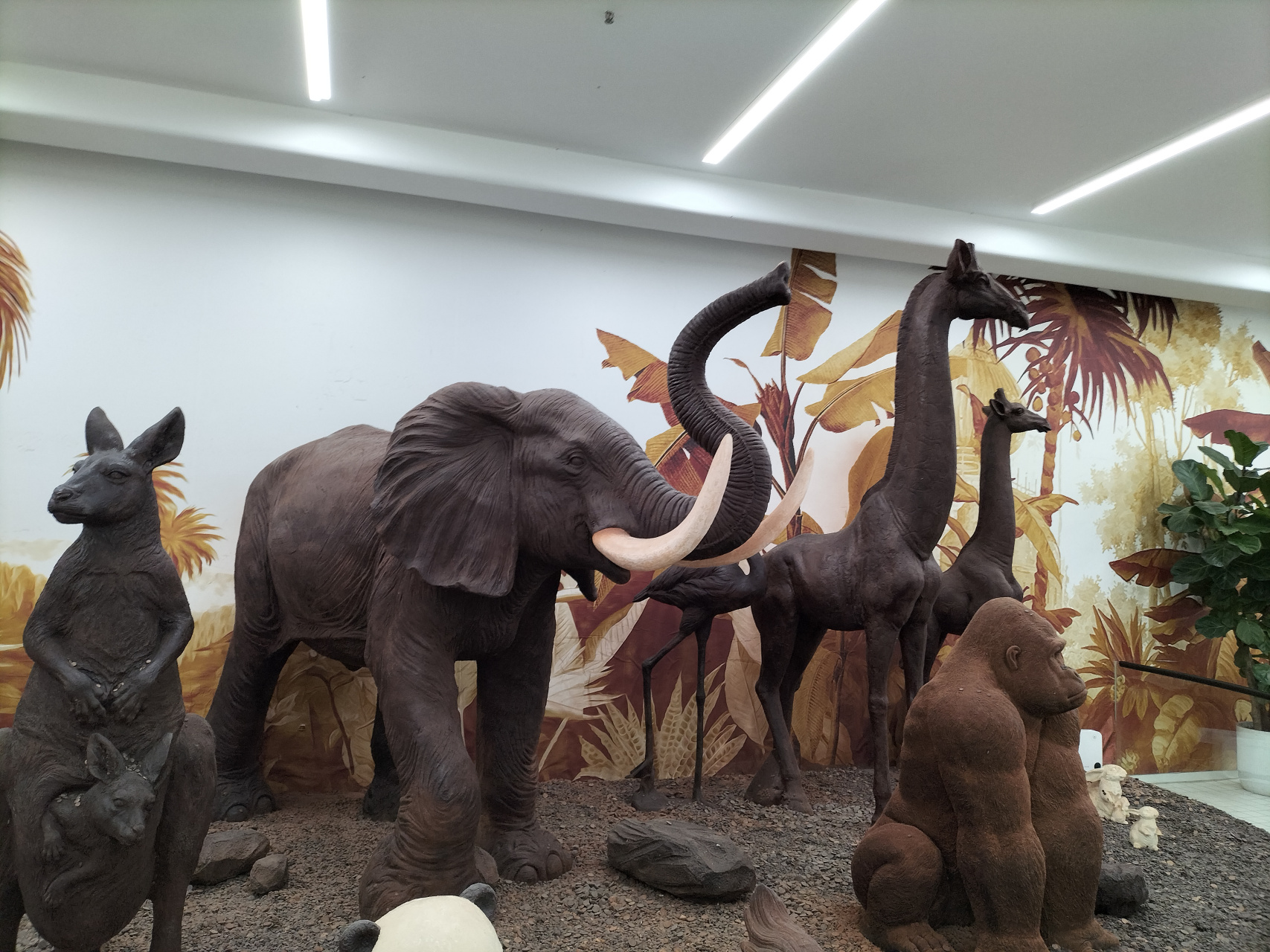 逛上海城隍庙,被巧克力博物馆的,巧克力制品给惊艳到了.