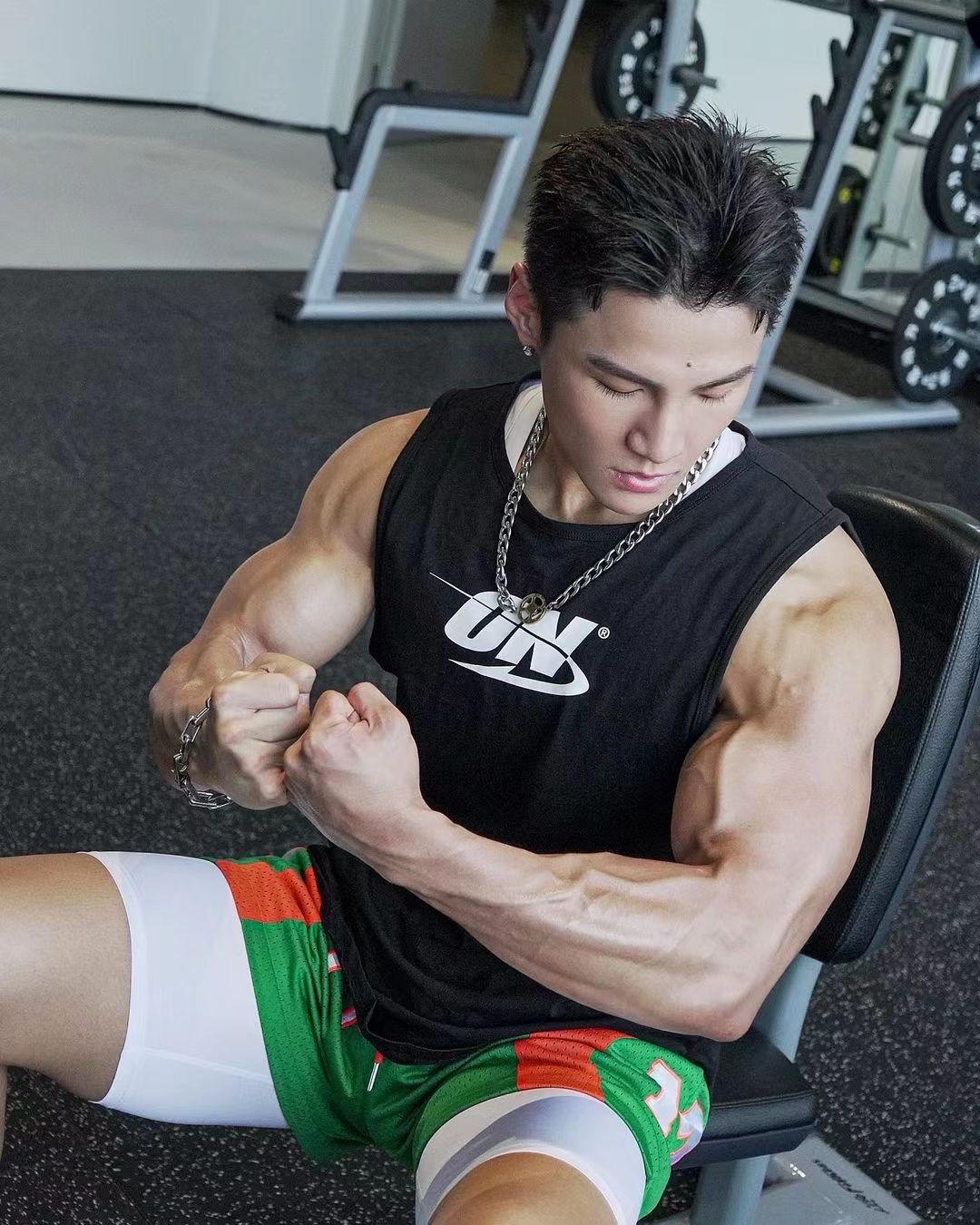 八块腹肌的明星健身教练,胸肌也好饱满,镜头里特别有男人味!