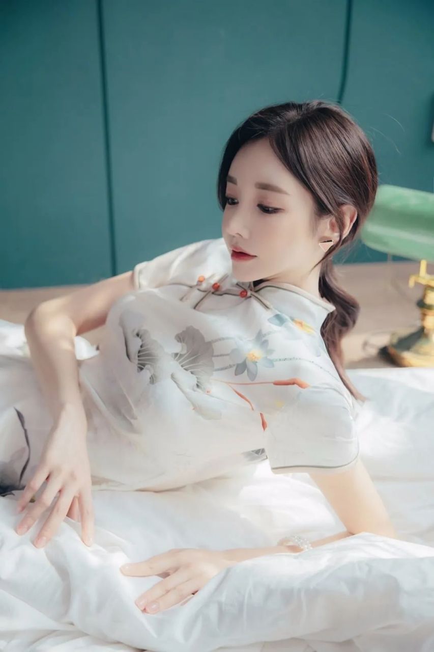 孙允珠,国风旗袍穿搭,迷人心弦 #春季穿搭# #简单耐看的穿搭# #小个子