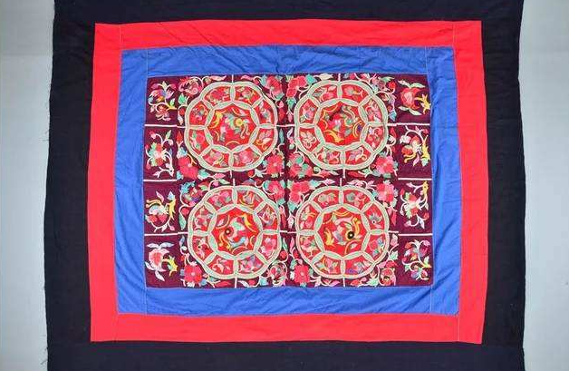 在壮族濮侬支系中,青蛙作为特有纹样被绣在童背中,具有特殊意义