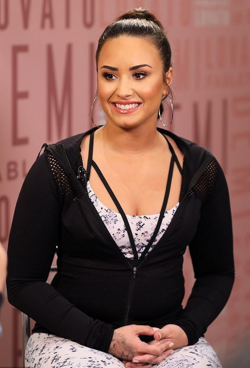 黛米·洛瓦托(demi lovato),1992年8月出生,美国流行乐女歌手,词曲