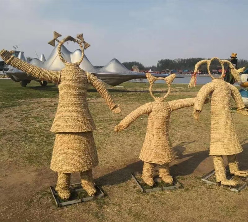 油菜花田里的稻草工艺品