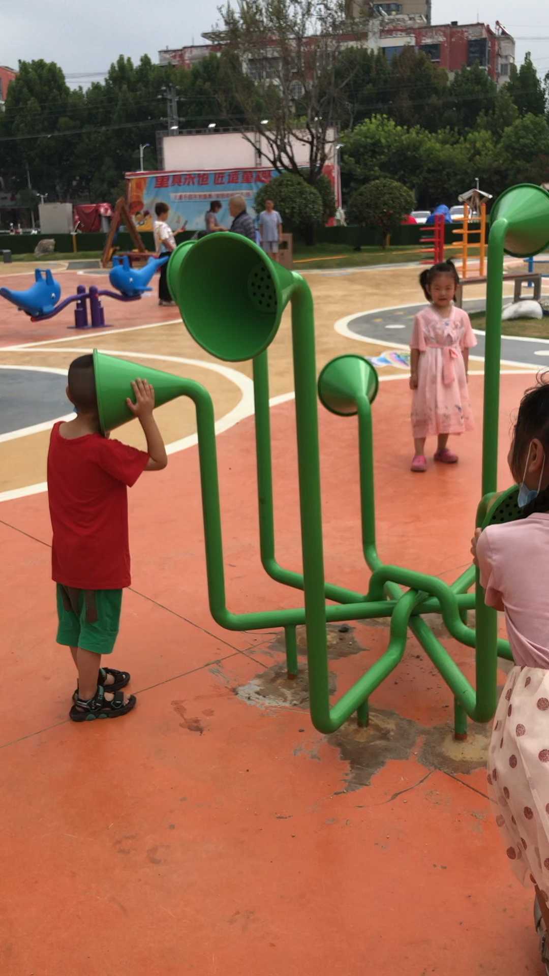 思涵瑞霖的幸福生活 游乐园传声筒