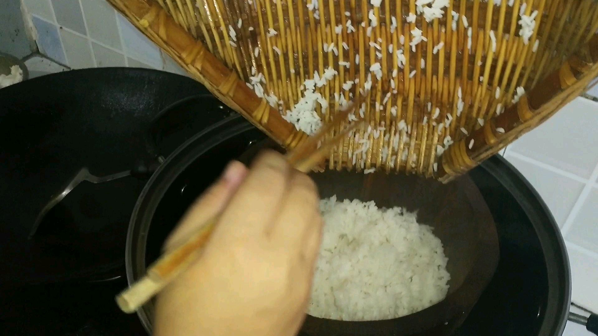 传统木蒸子煮饭你会吗?蒸出来的饭蓬松软糯,比电饭煲好吃!