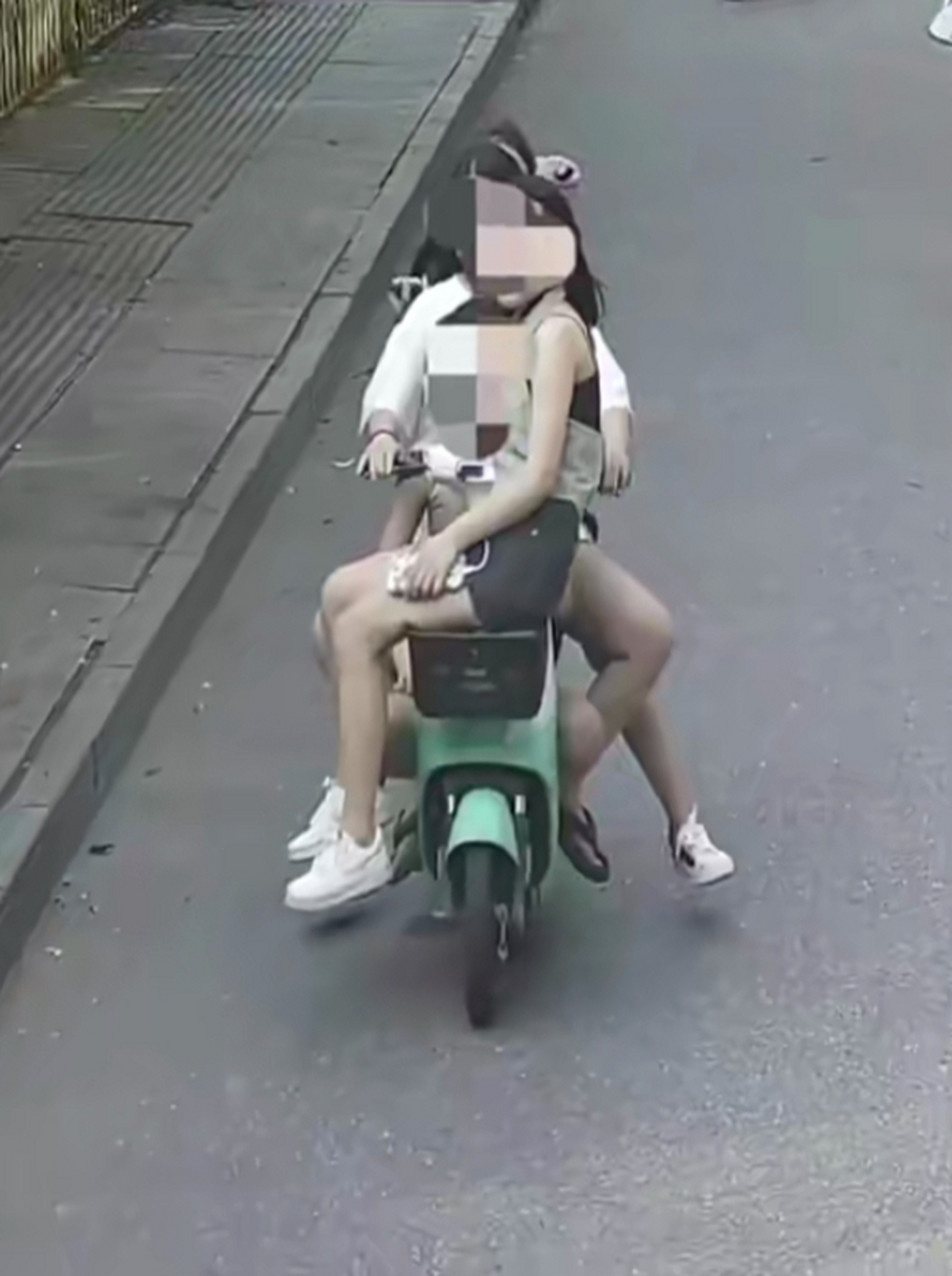 电动车超载了它不该承受的重量