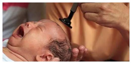 妈妈不顾医生劝阻,给宝宝"剃满月头",半年后孩子发量"感人"