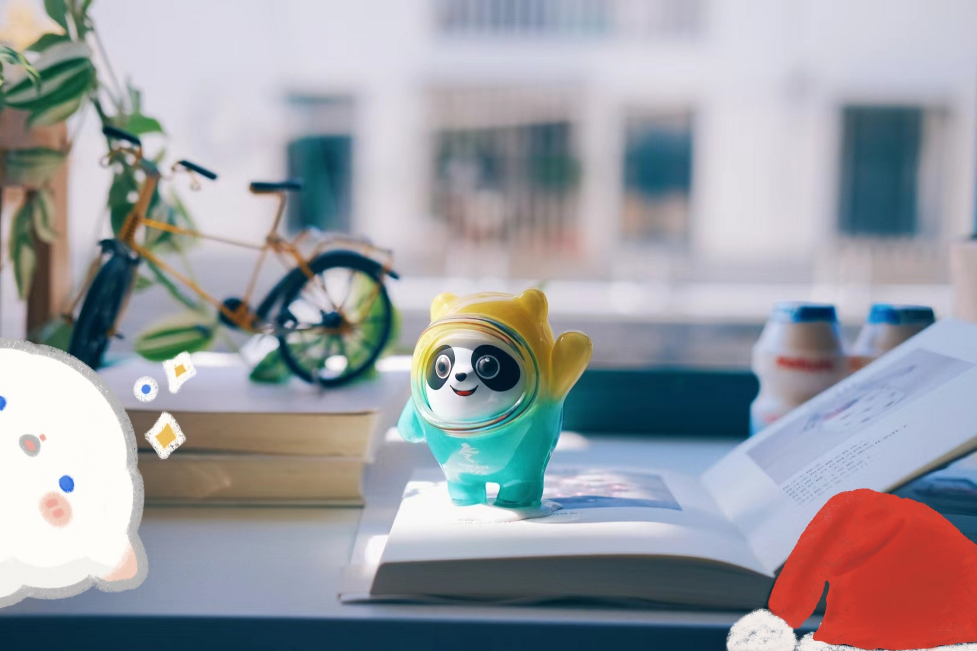 想想这个书桌陪伴我五年了,坐在电脑旁看着桌上的他们,可爱又真实.