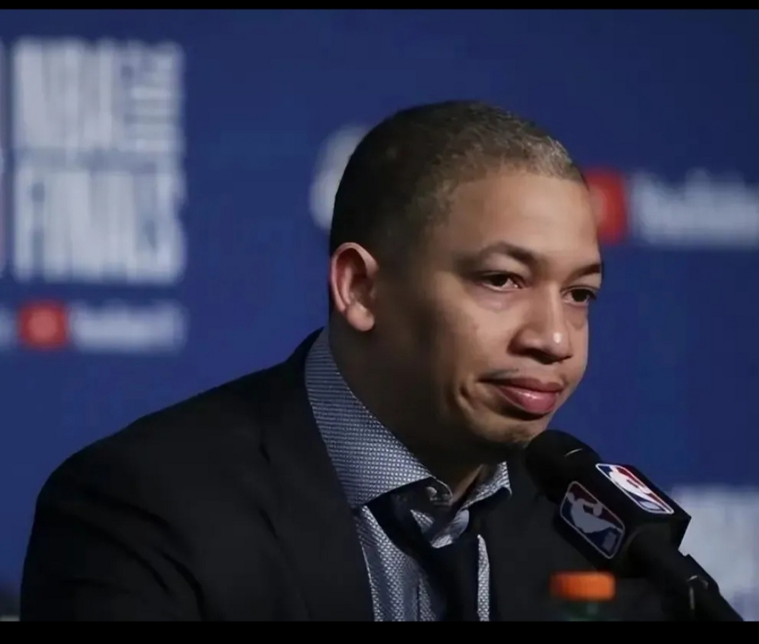 洛杉矶快船队主教练泰伦-卢接受采访,怒斥卡椒组合!