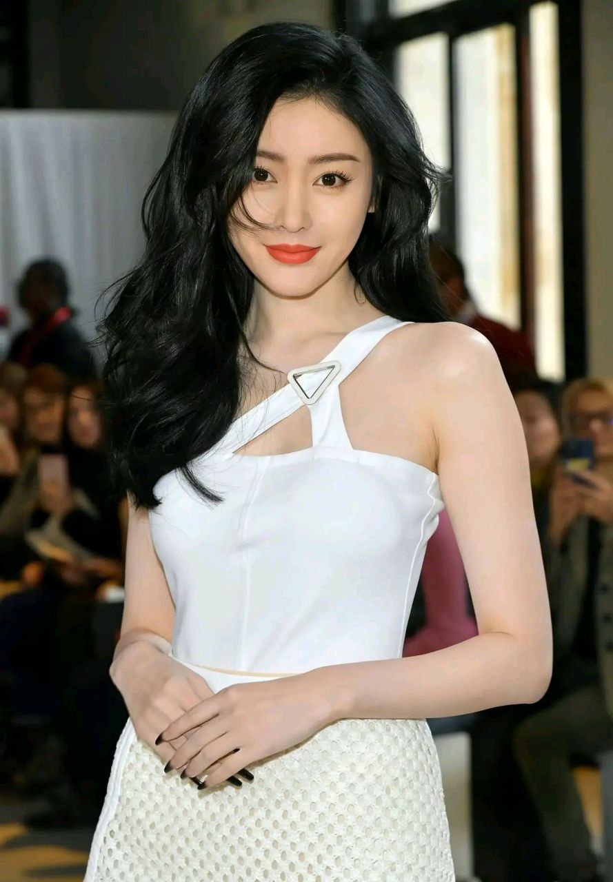 张天爱的巴黎白裙看起来好甜美,大波浪发优雅大气,迷