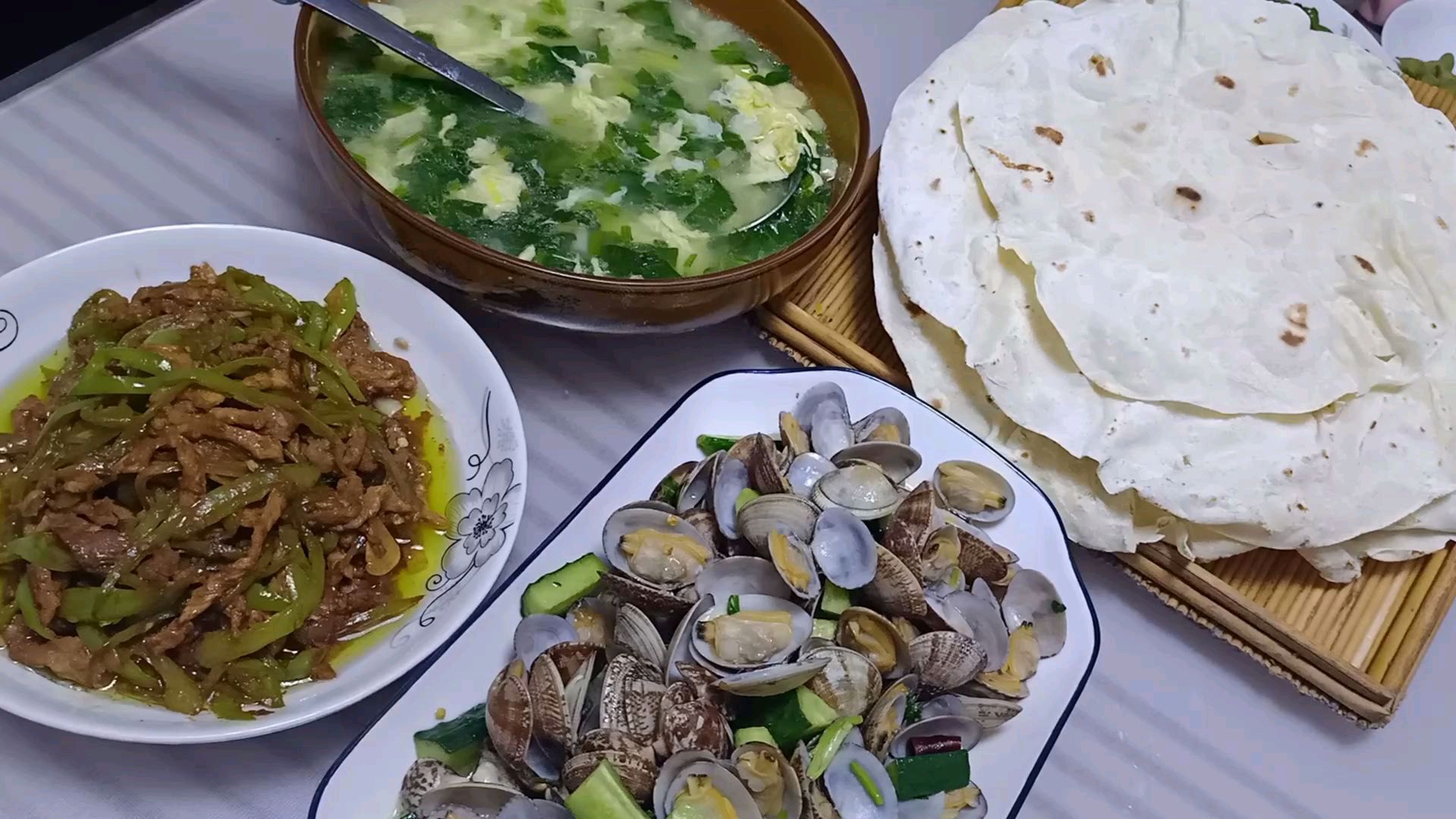 下雨鹏鹏快下班了,炒个青椒肉丝,烙几张单饼,在做一锅疙瘩汤