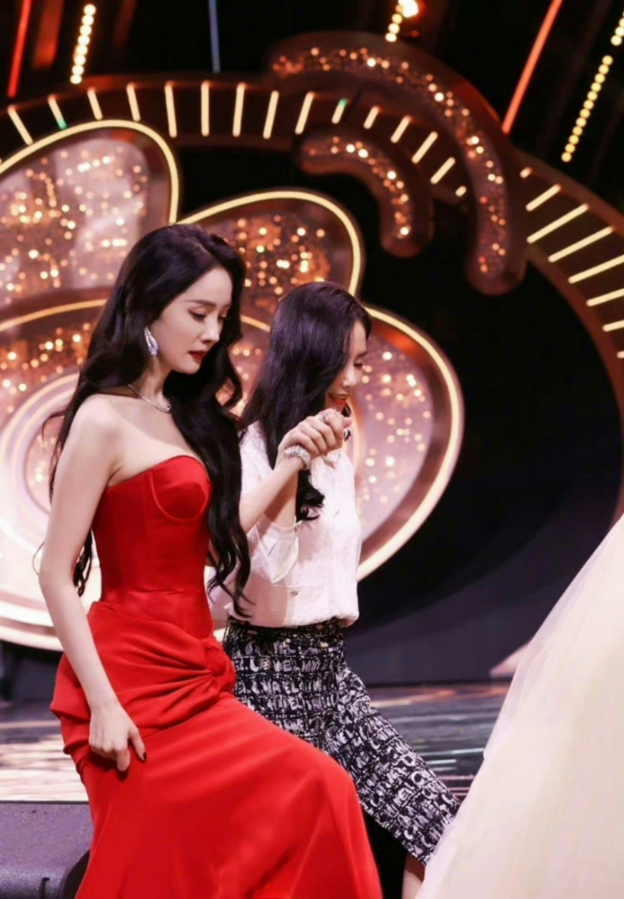 杨幂这个臀我真的慕了! 请问需要练多久才能达到这样的效果