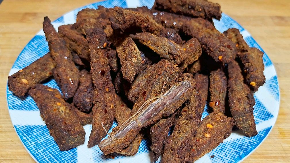 自己在家也可以做五香麻辣味牛肉干,做法其实很简单,好吃有嚼劲