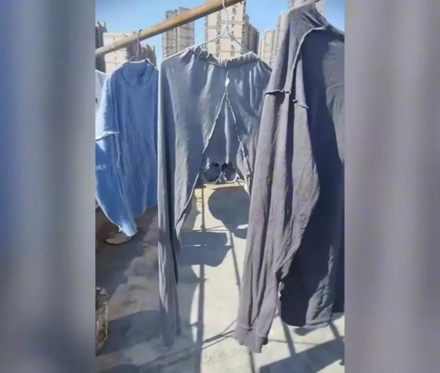 女子晾衣服,发现老公秋裤的裆部破了两个大窟窿
