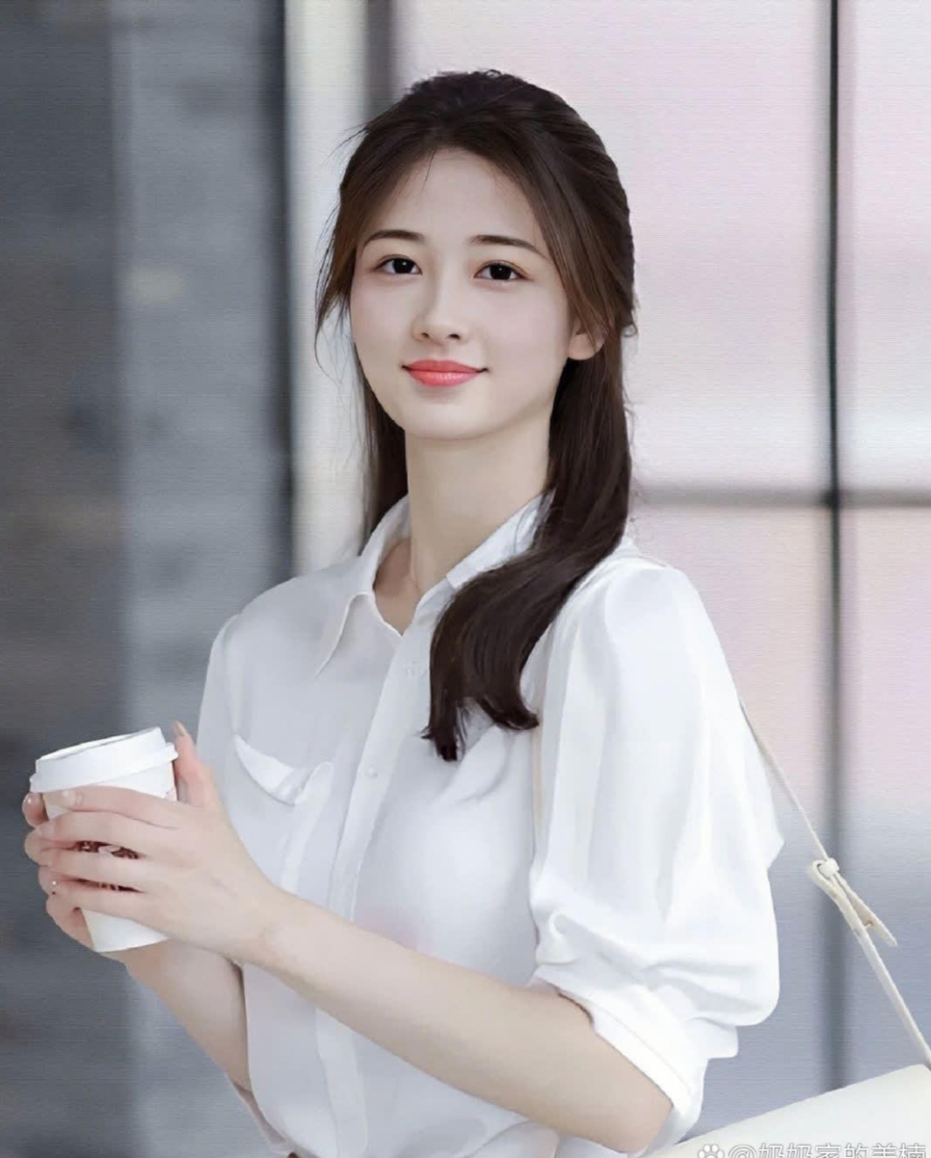 看她粉面含春,脸蛋自然美丽,天生丽质,清秀迷人!#娱乐# #养眼美女