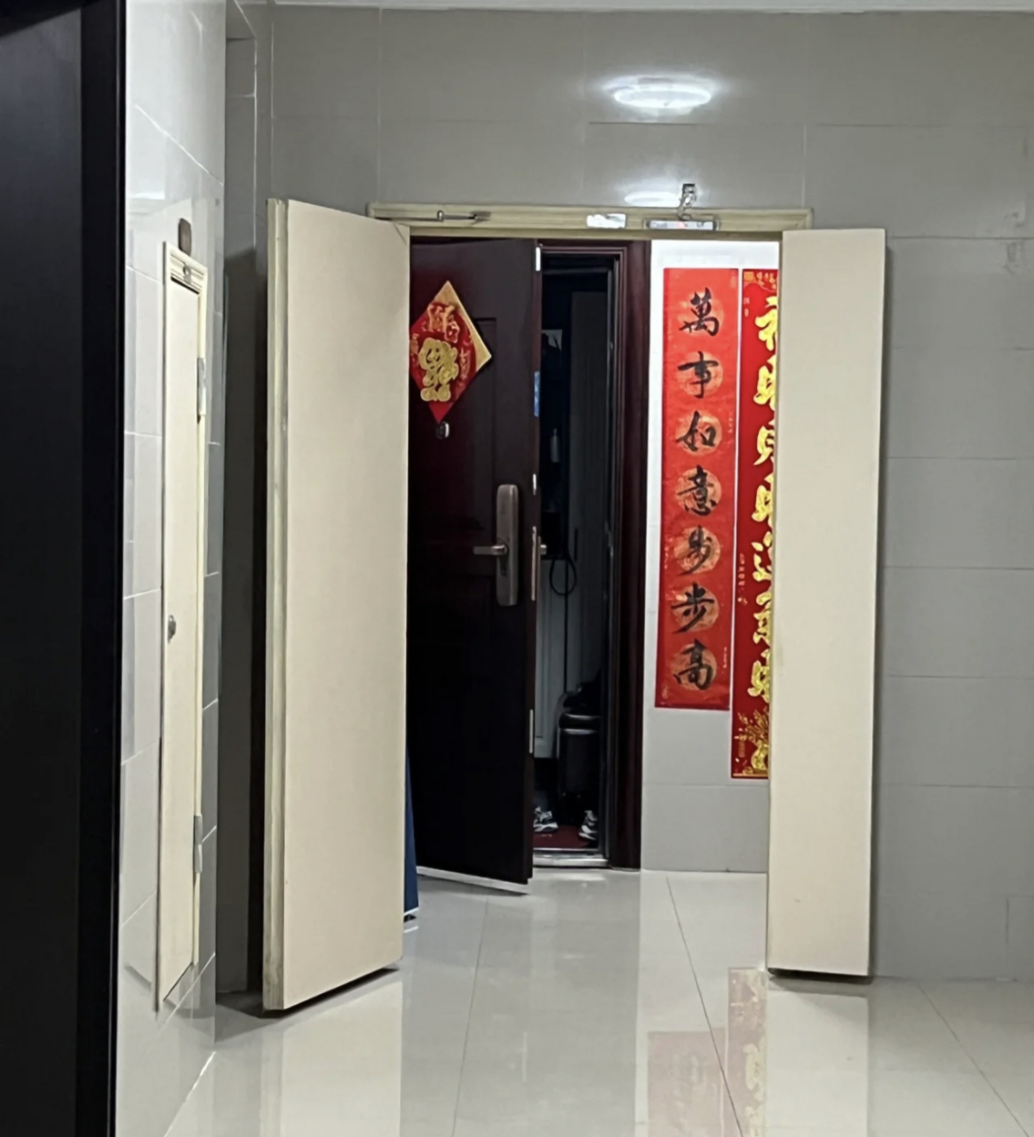 邻居家的门开着,灯关着[捂脸]已经脑补出了入室抢劫的一幕[捂脸]