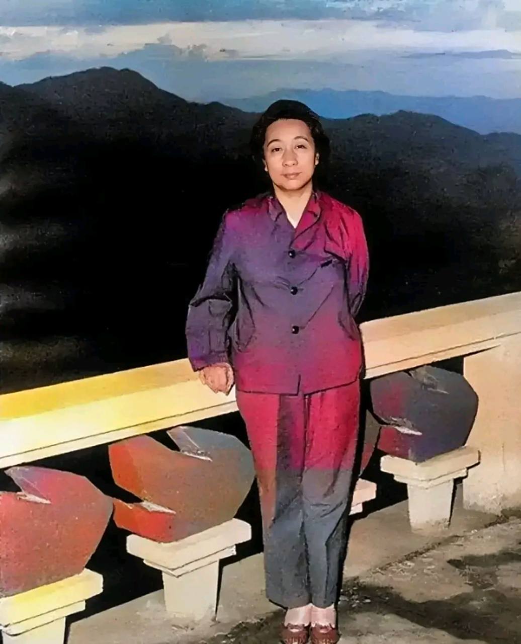 这是60年代,叶群的一张罕见照片!照片中可以看到她穿着普通,靠在栏杆