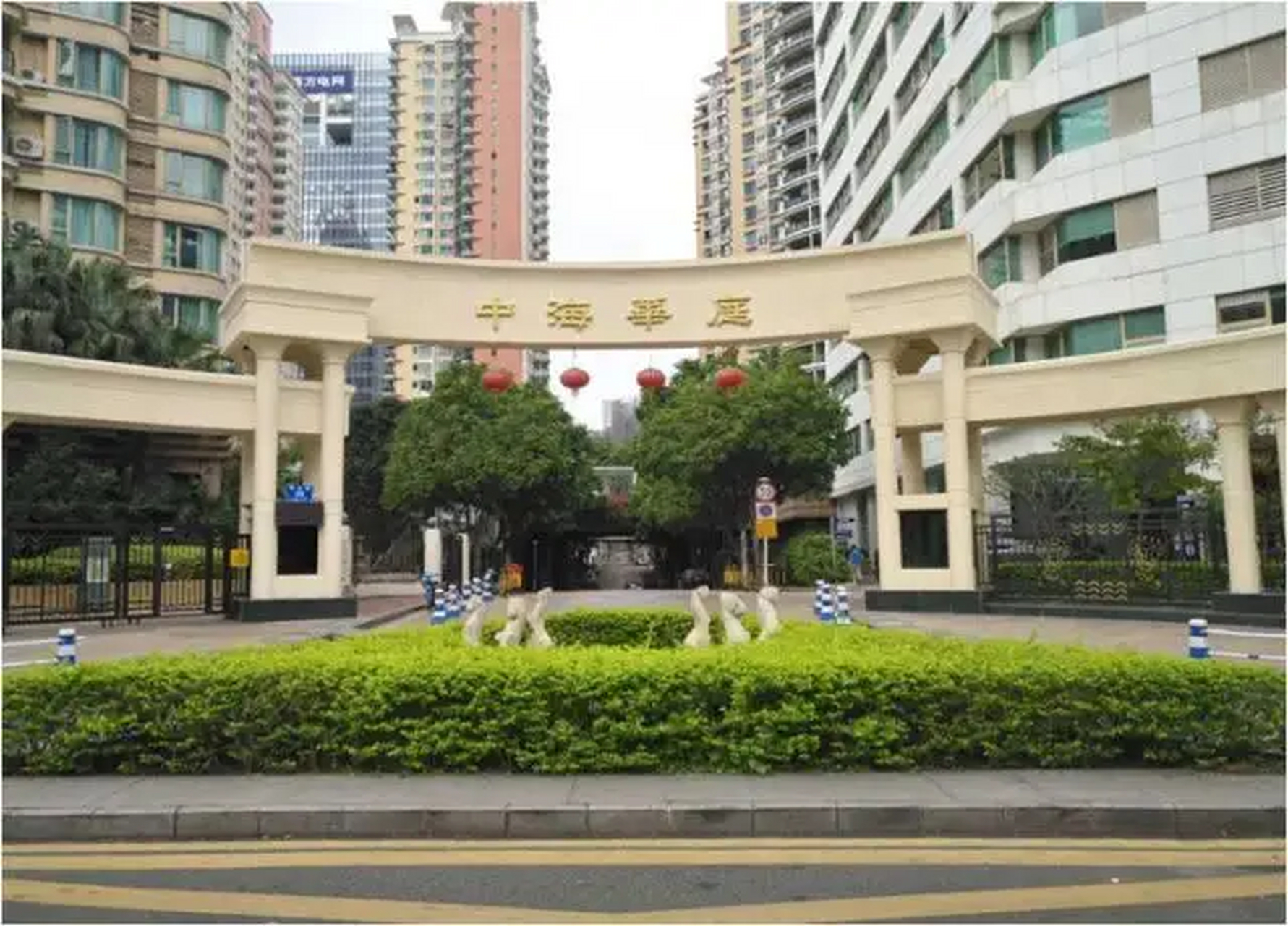 中海华庭小区位于福田中-心新洲路及福华路交汇处.