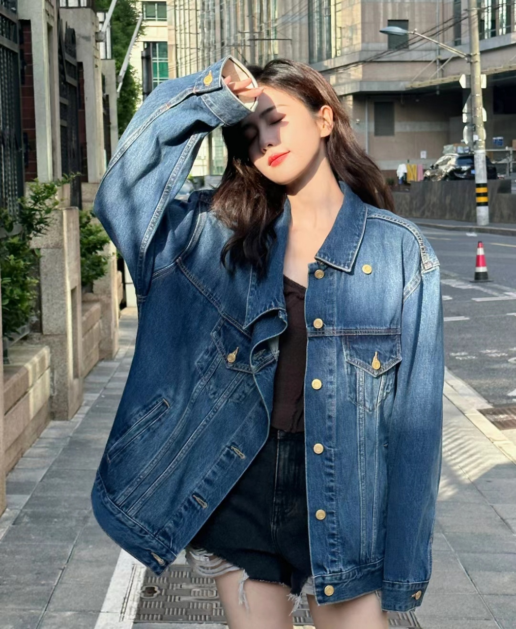 白鹿早下班在街头凹造型拍照,秋天的牛仔外套已经穿上了,手机壳上印着