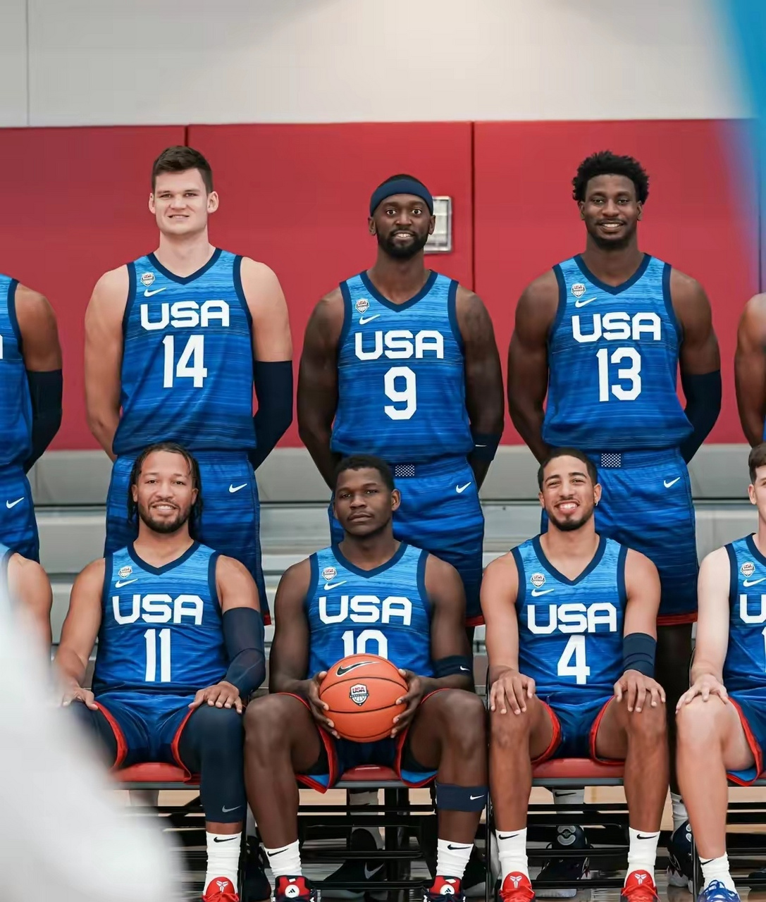 英格拉姆站在后排角落,一脸不开心;美国男篮选拔队也拍摄合影,据报道