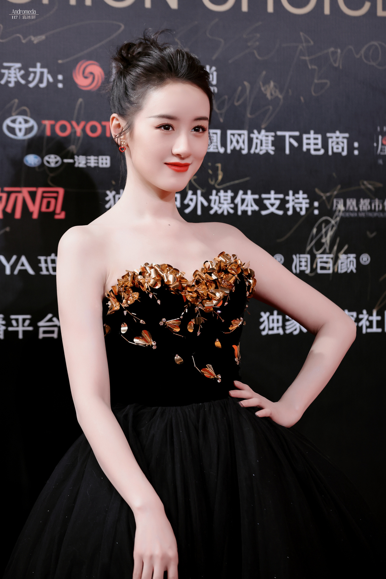 袁冰妍写真,一袭刺绣繁花抹胸裙,香肩玉臂,温柔优雅