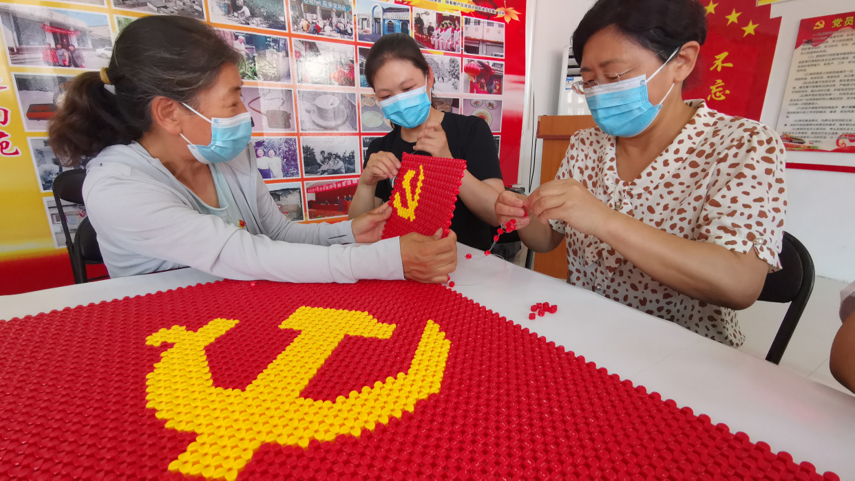 红心向党庆百年 南苑街道棚改居民万颗串珠制党旗