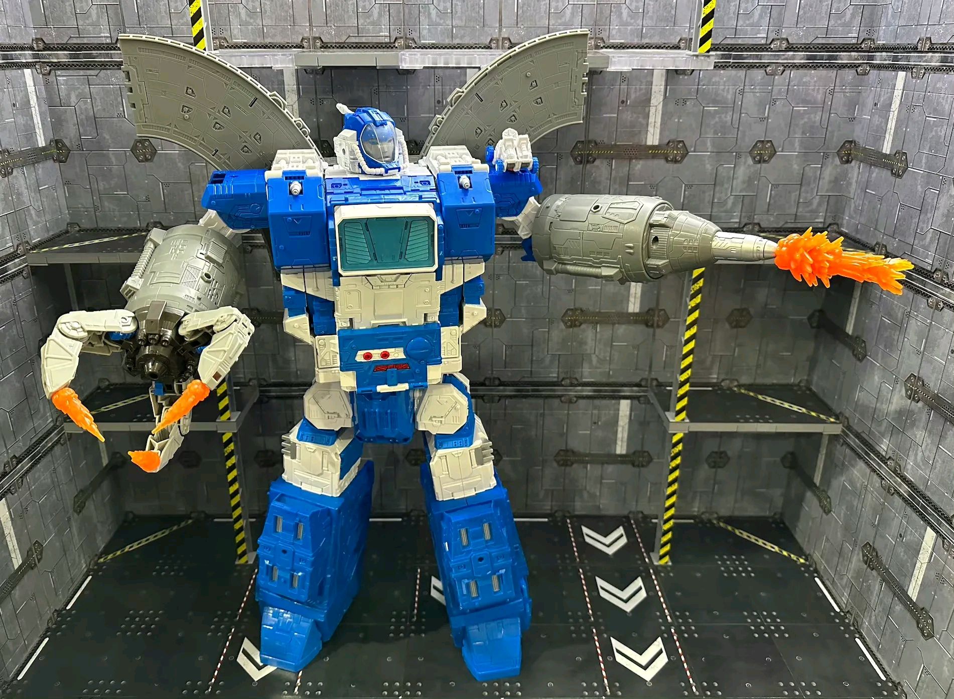 变形金刚 世代精选 传世进化:泰坦级 机器卫兵