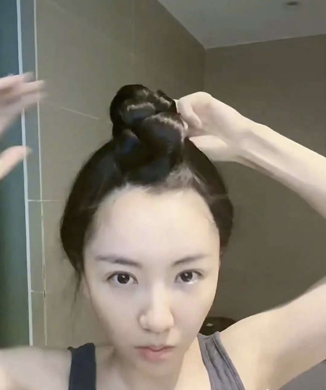 杨蓉素颜照,皮肤状态很抗打,几乎看不到毛孔,而且白白嫩嫩的