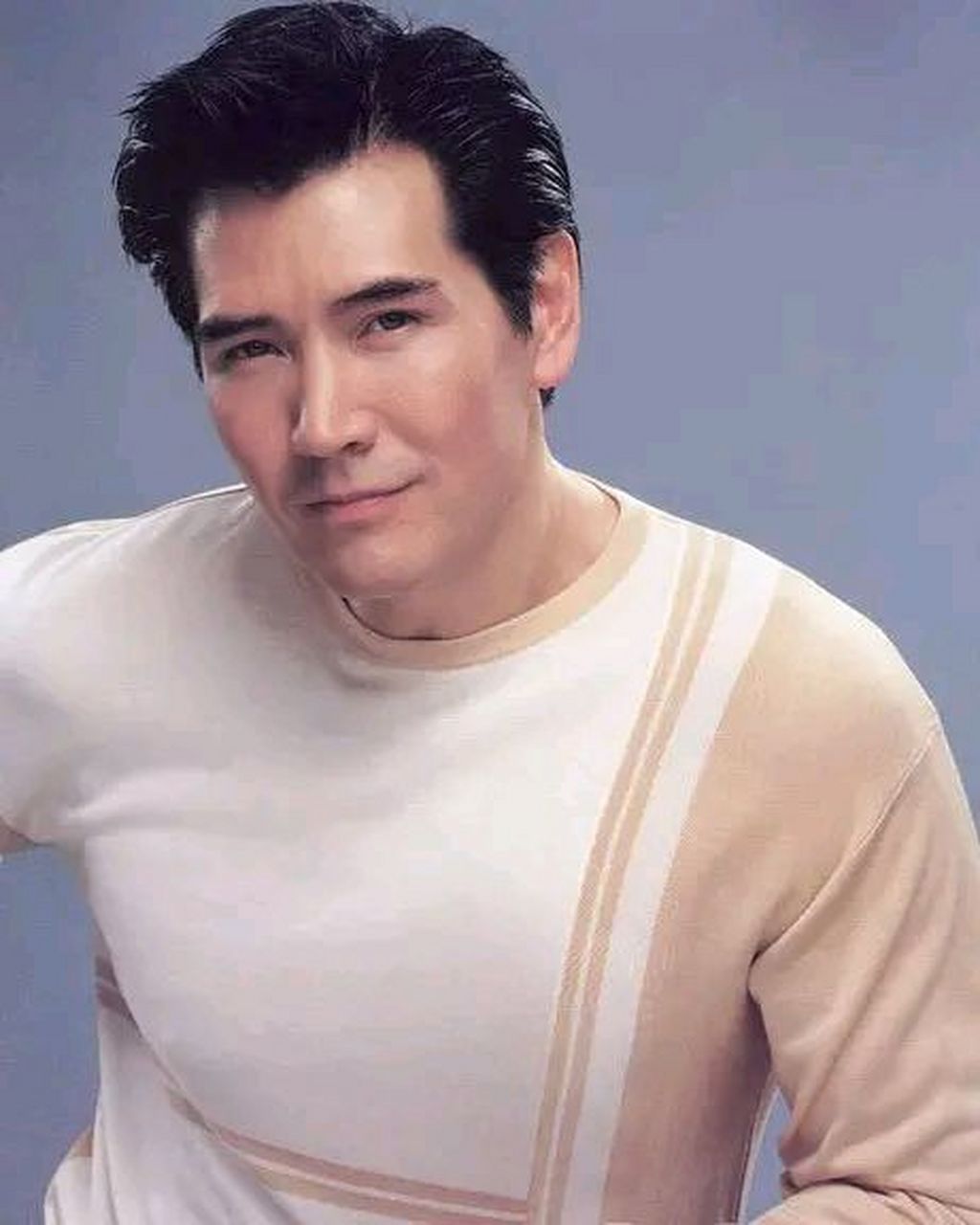 歌手费翔,出生的时候,父亲费韦德就年龄很大了,费翔二十岁的时候,父母