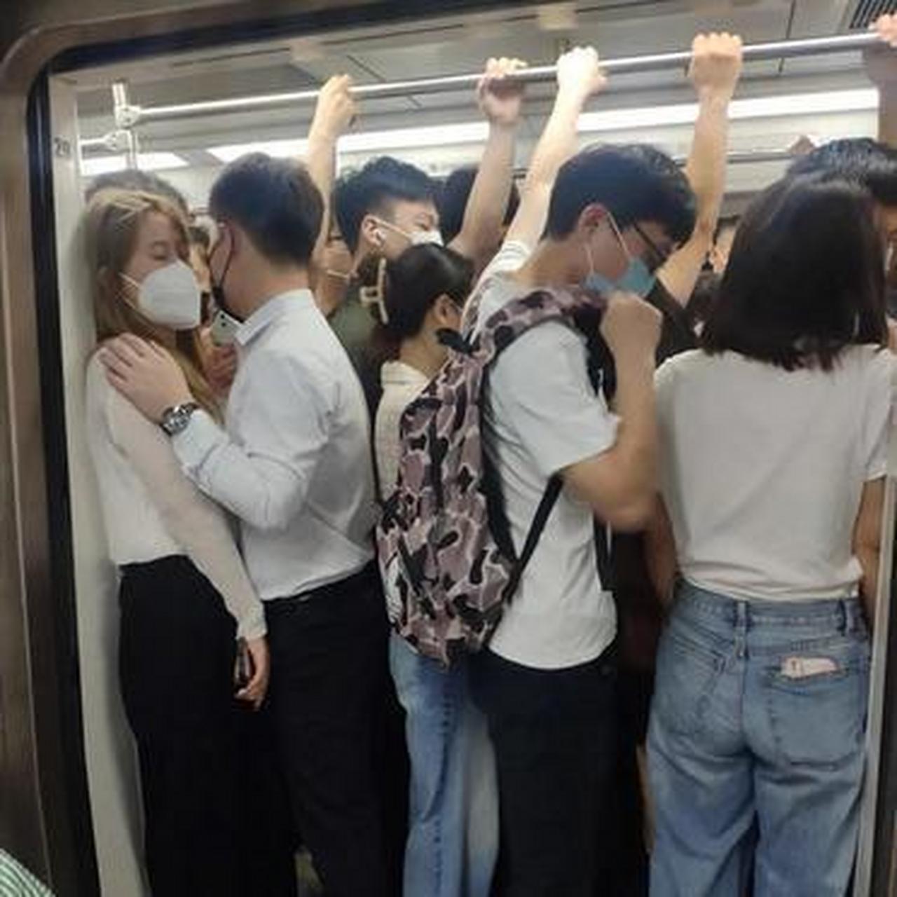 今天这地铁真是挤死人了!