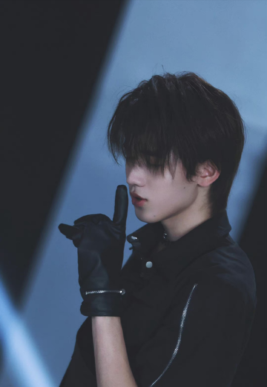 宋亚轩你好帅,你的每一张照片都是英俊,潇洒,有风度,你是全世界最帅的