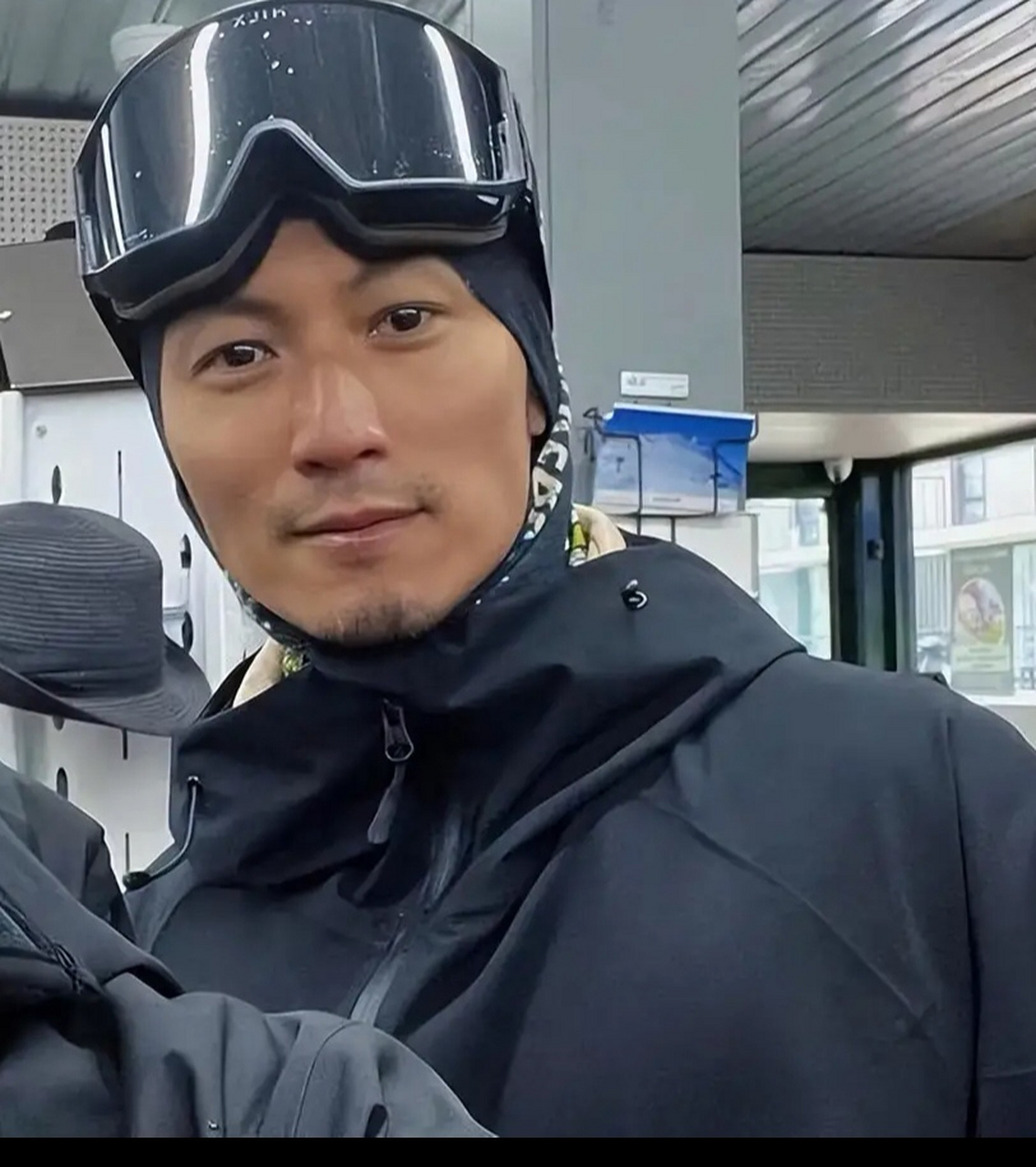 近日,谢霆锋与大儿子lucas在澳洲度假,父子俩在墨尔本滑雪.