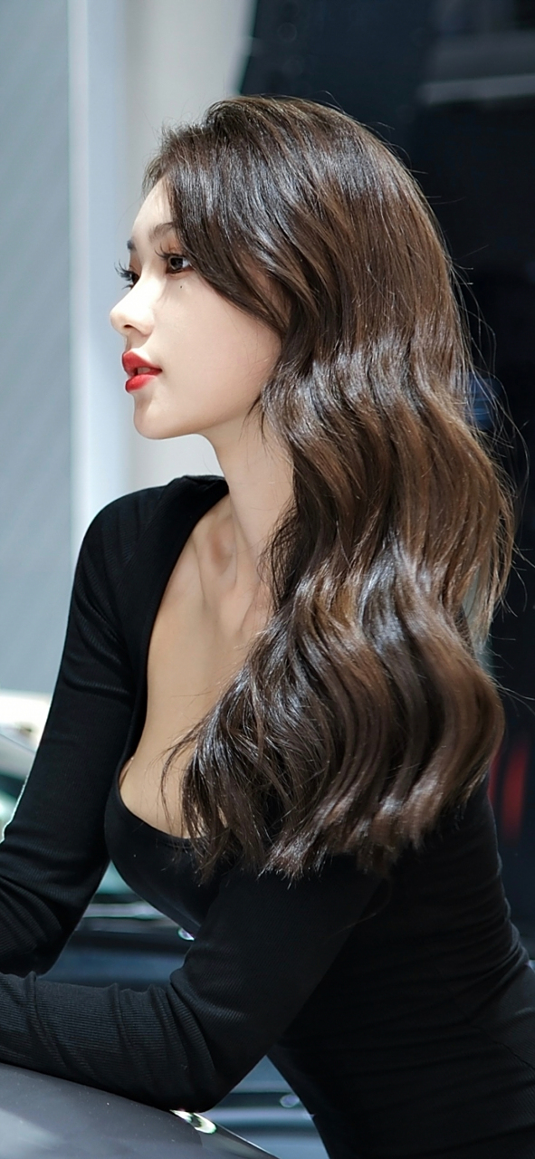 妩媚动人的美女车模～张艺轩