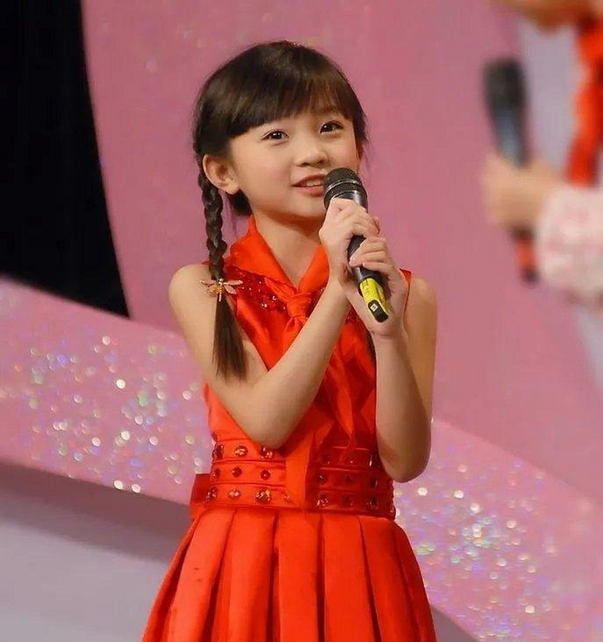 北京电影节红毯,24岁的林妙可依旧是肉肉的娃娃脸,笑容甜美可爱96