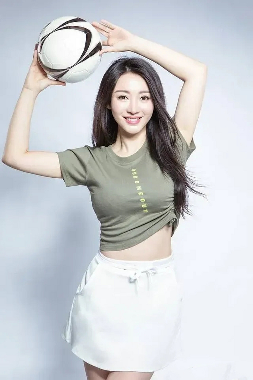 柳岩的身材很吸引人,她的丰满挺拔的胸部,为她增添了一种魅力.